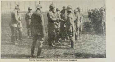 1917 - alter Druck - Kronprinz Rupprecht von Bayern im Gespräch mit dekorierten Mannschaften